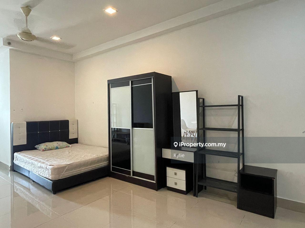 Well kept below market price ready unit viewing anytime