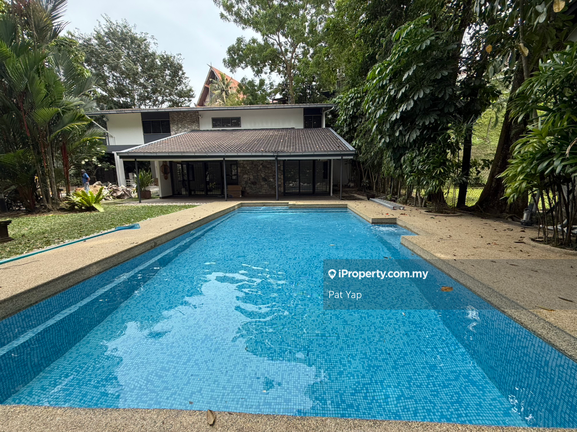 Bungalow with huge garden and swimming pool for rent