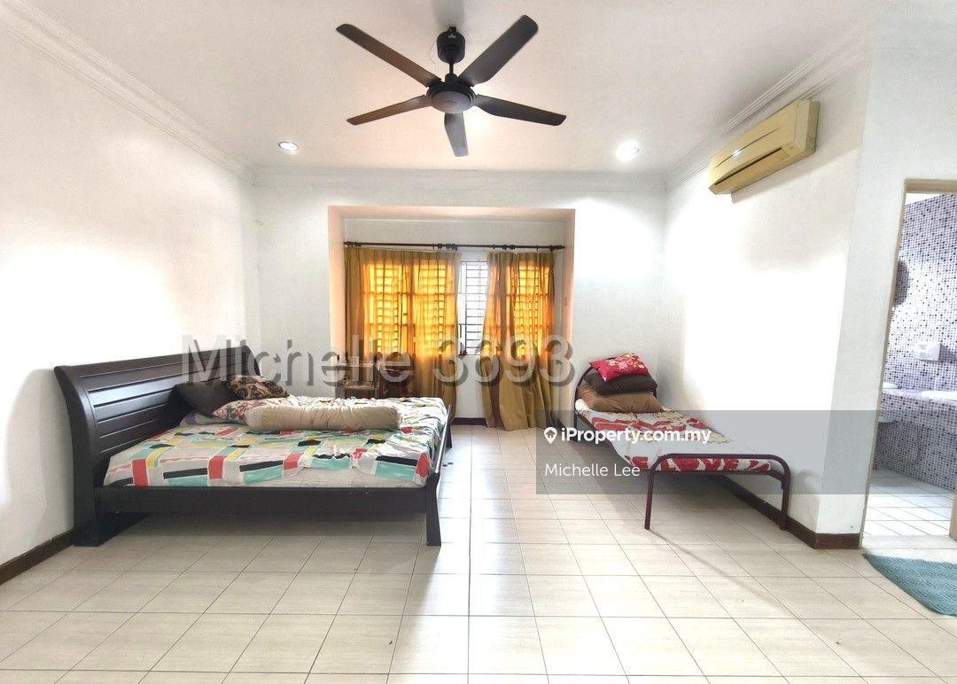 Partly furnished - kitchen cooker hood, air cond, water heater