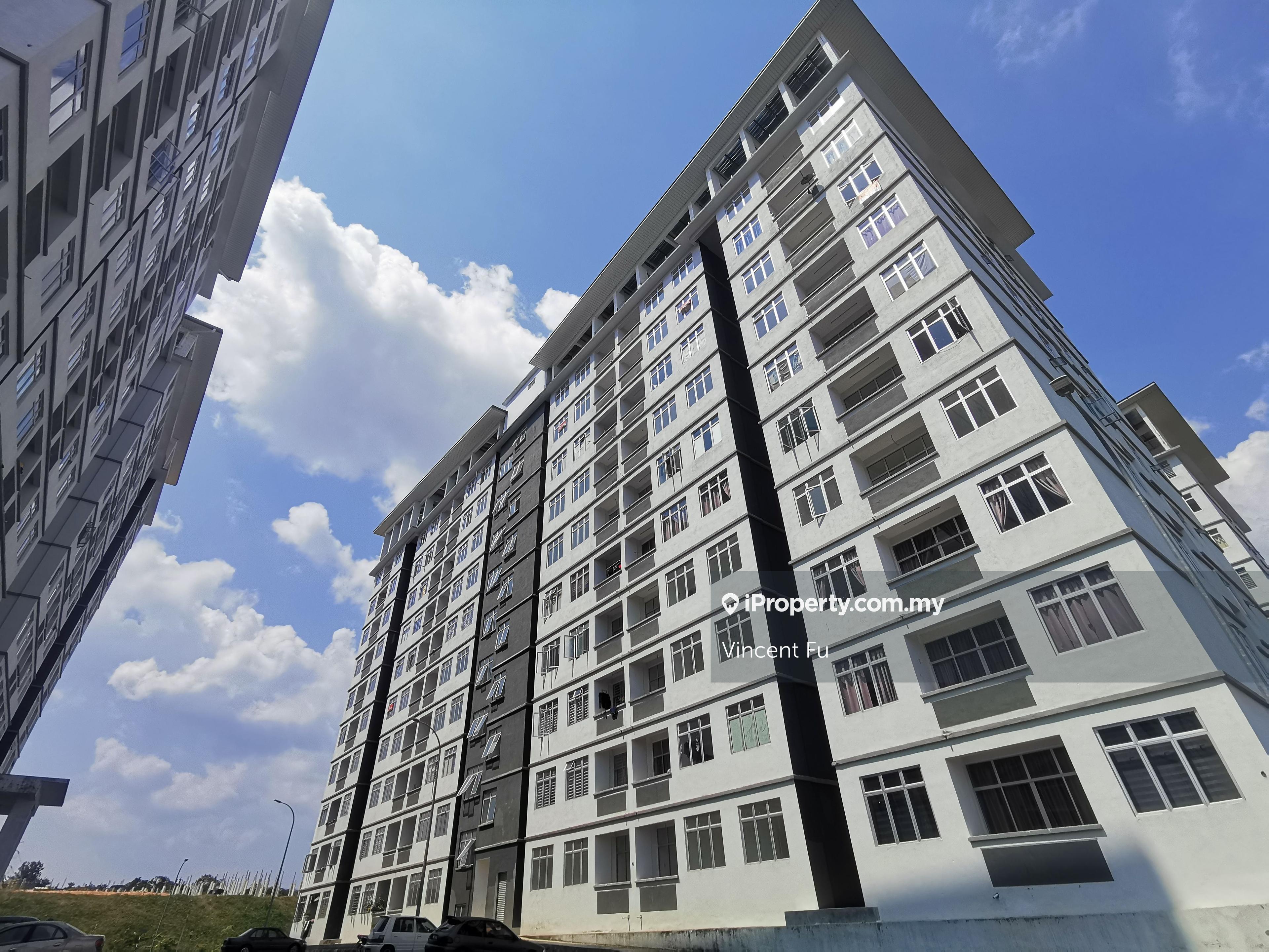 Nice Partial Furnished Apartment Corner Unit at Sendayan for rent