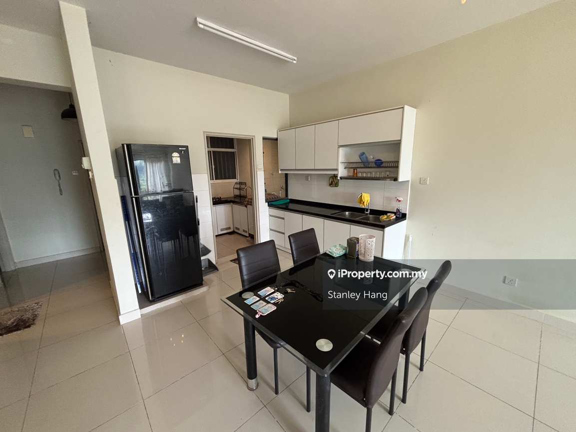 Freehold, 3 Bedroom, Walk to LRT 