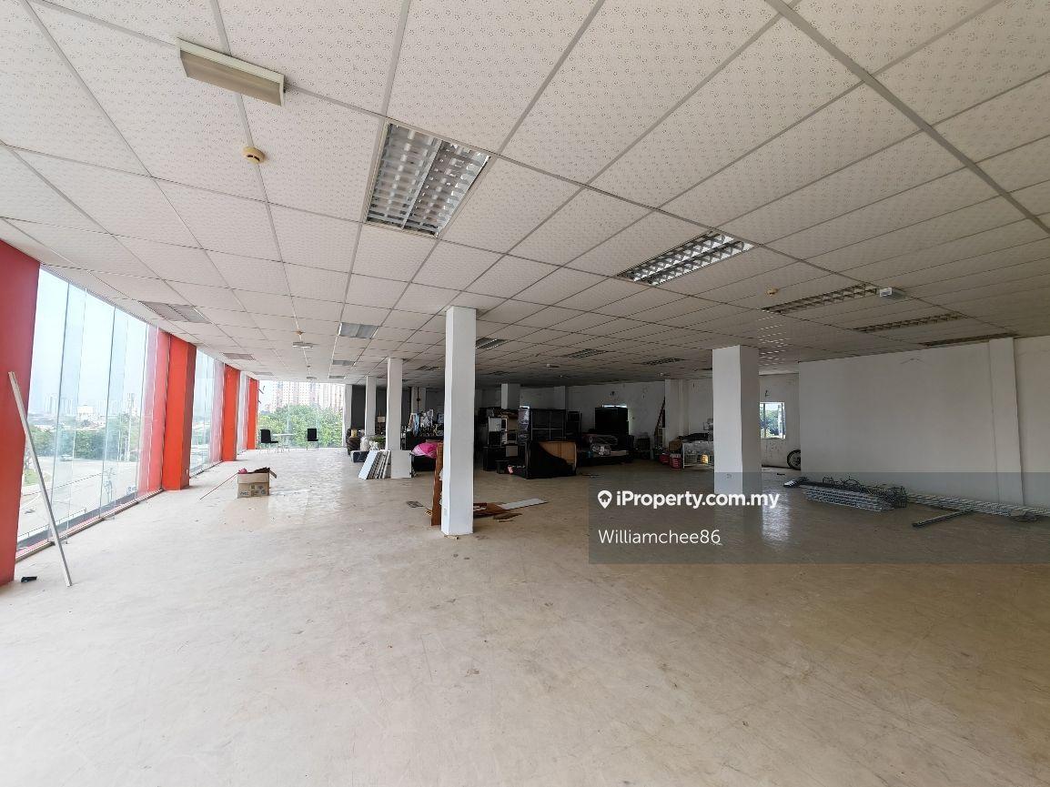 Cheap! Facing main road, good location, with alot parking