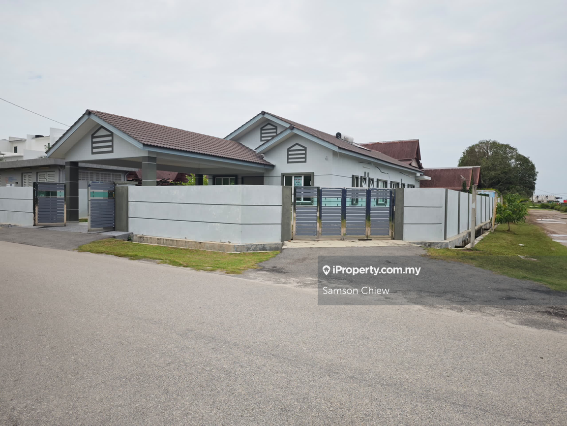 Single storey bungalow in Permatang Pasar!