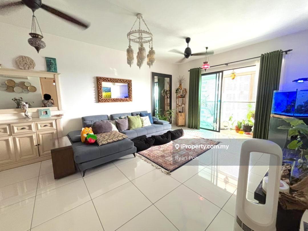 Isola Freehold Beautifully Renovated Corner Dual Key Unit For Sale