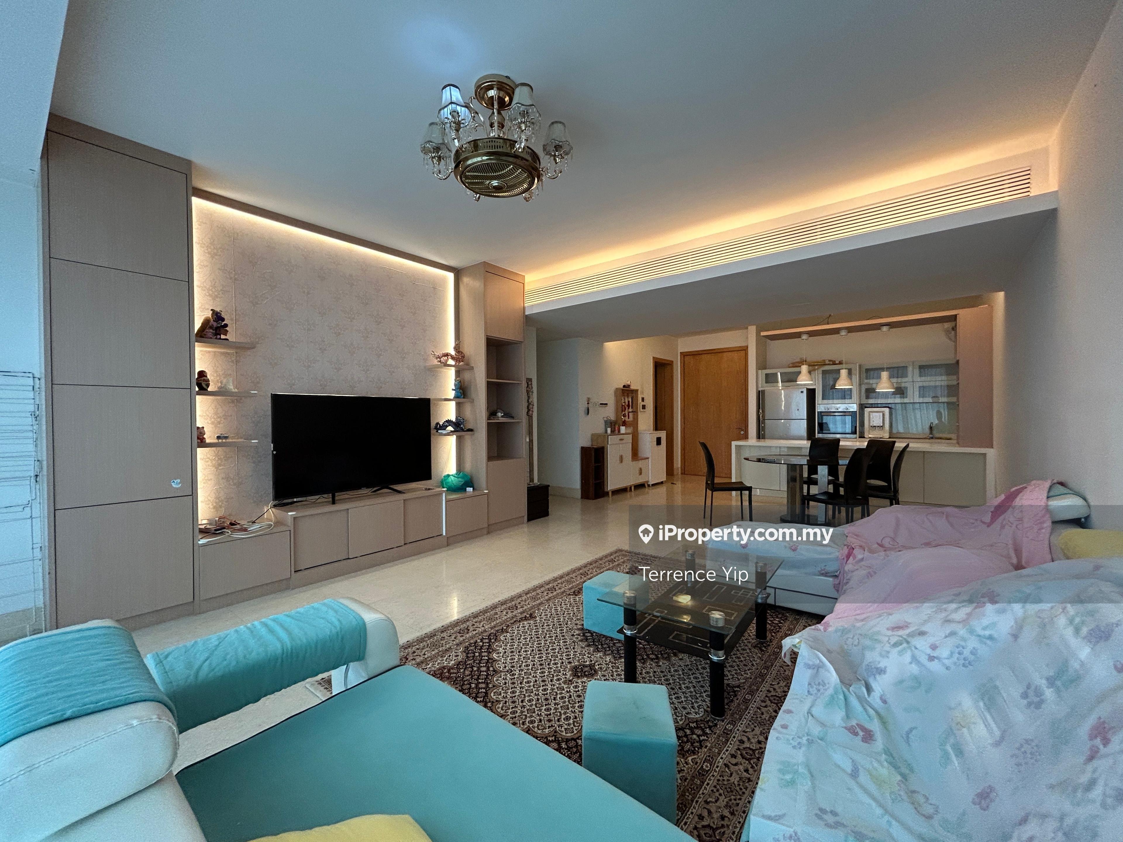 Well Maintained Nice unit with Face East n Large Kitchen Design