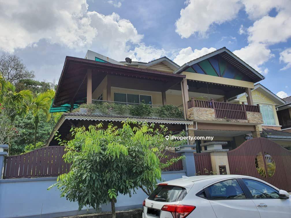 Beautifully designed and maintained 2.5 storey corner lot link house.