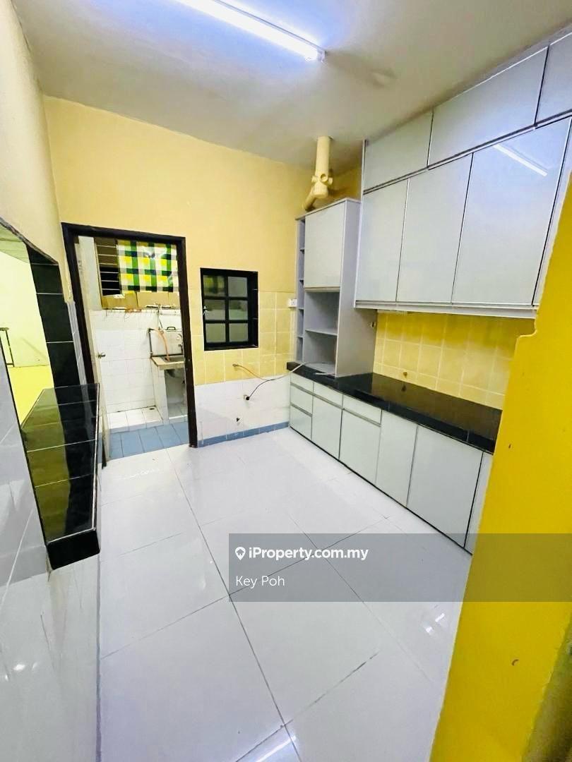Walking to LRT, Partially furnished, hot area, view to believe