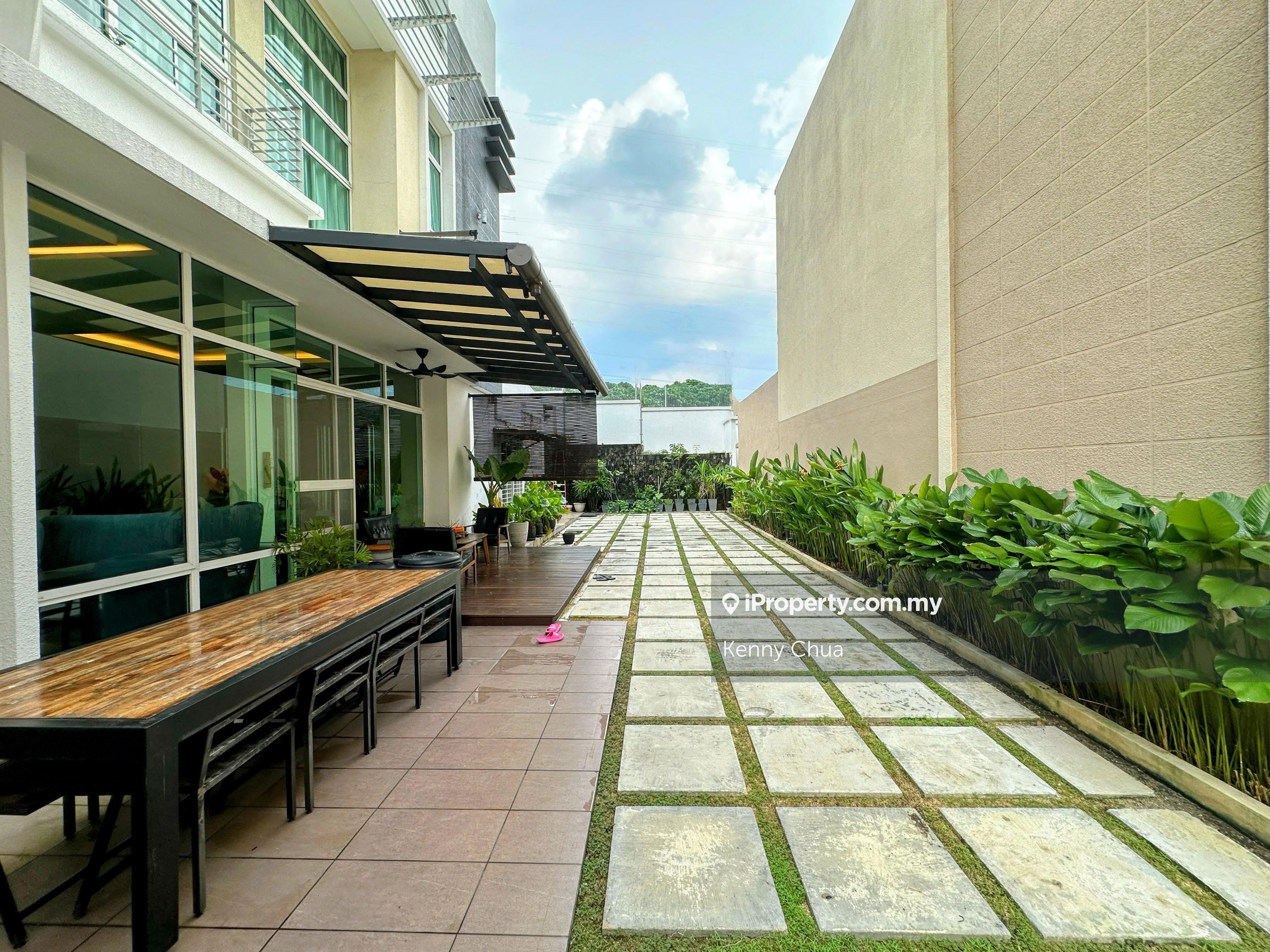 Well Renovated 3-Story Zero Lot Bungalow