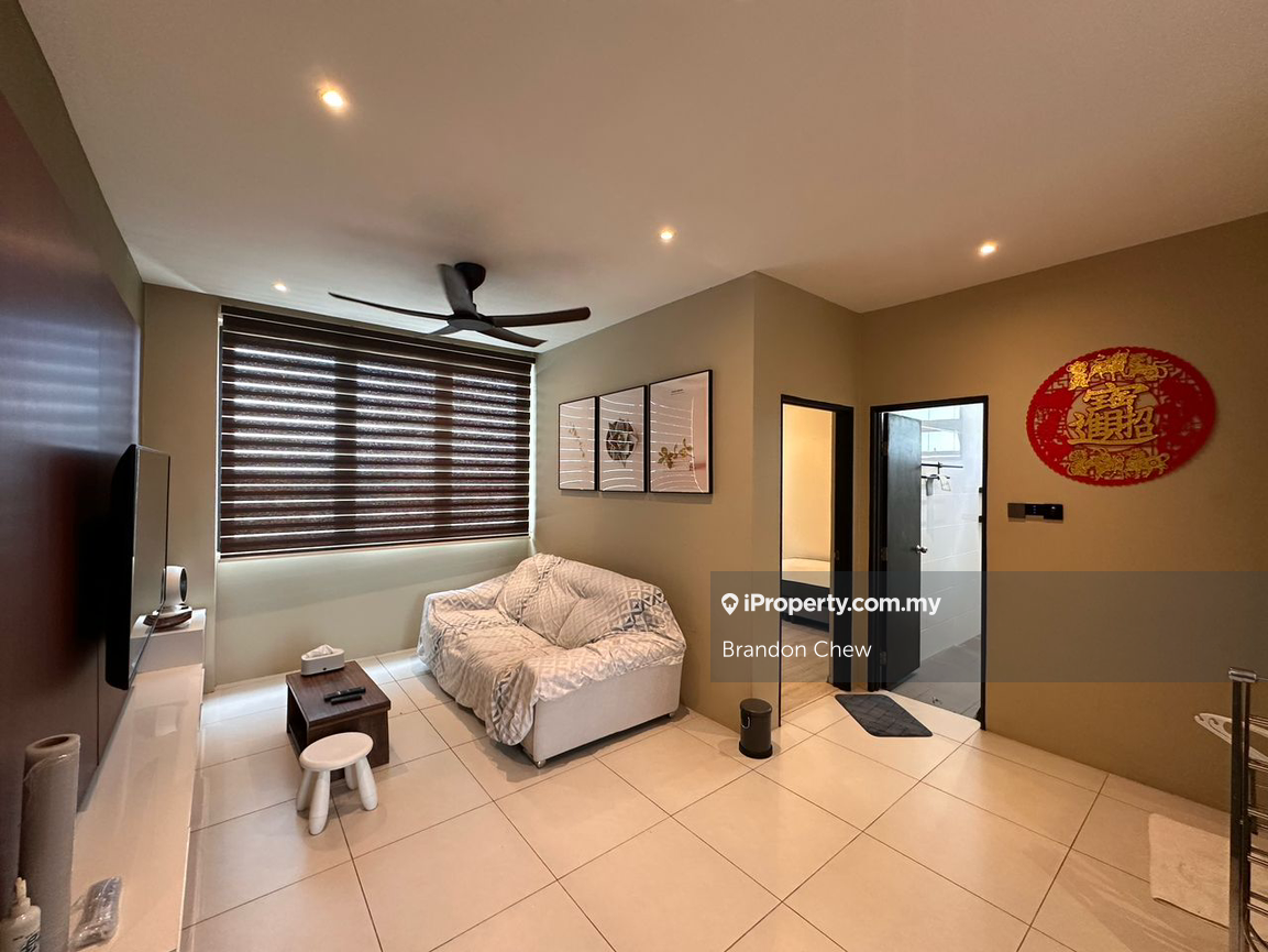 Royal Richmond 2 Bedroom Unit For Sale