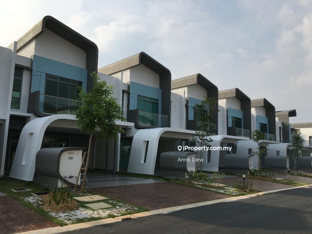 Partial furnished superlink house, very good condition