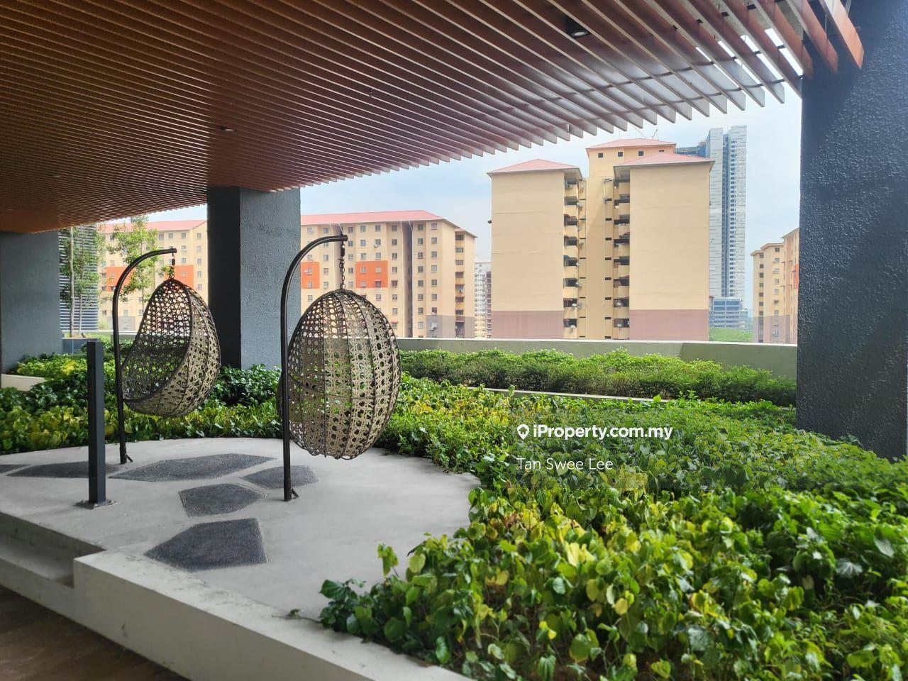 Located right next to Ara Damansara LRT with private link bridge