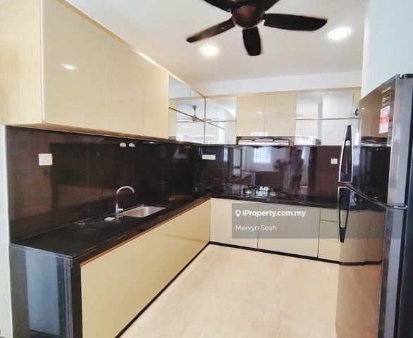 Gold Coast 1600 Sqft Renovated Unit Well Maintain Unit Worth Deal