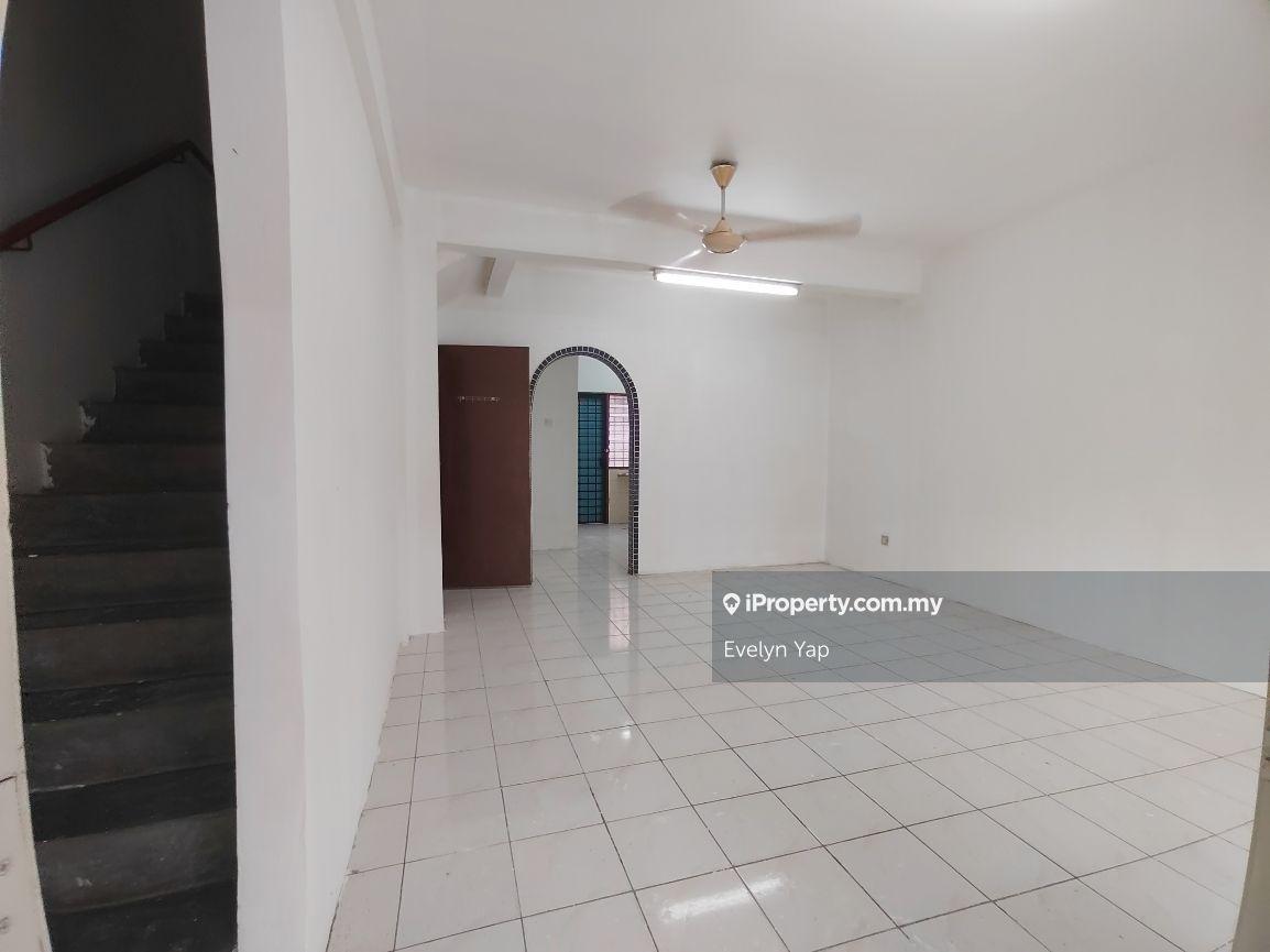 Double Storey House Pinggiran Putra Seri Kembangan MRT Putra Permai