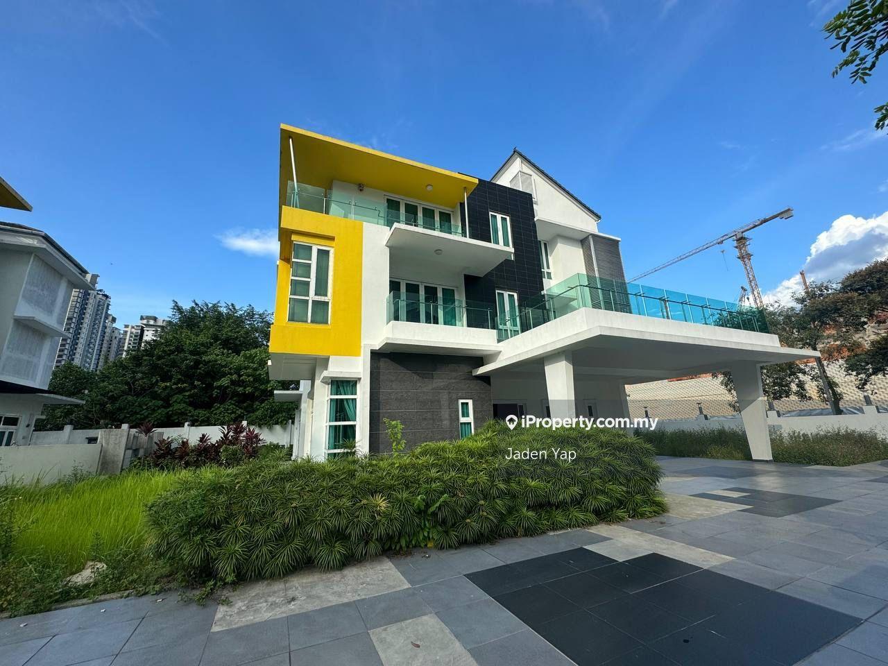 6 plus 1 Bedrooms Semi D