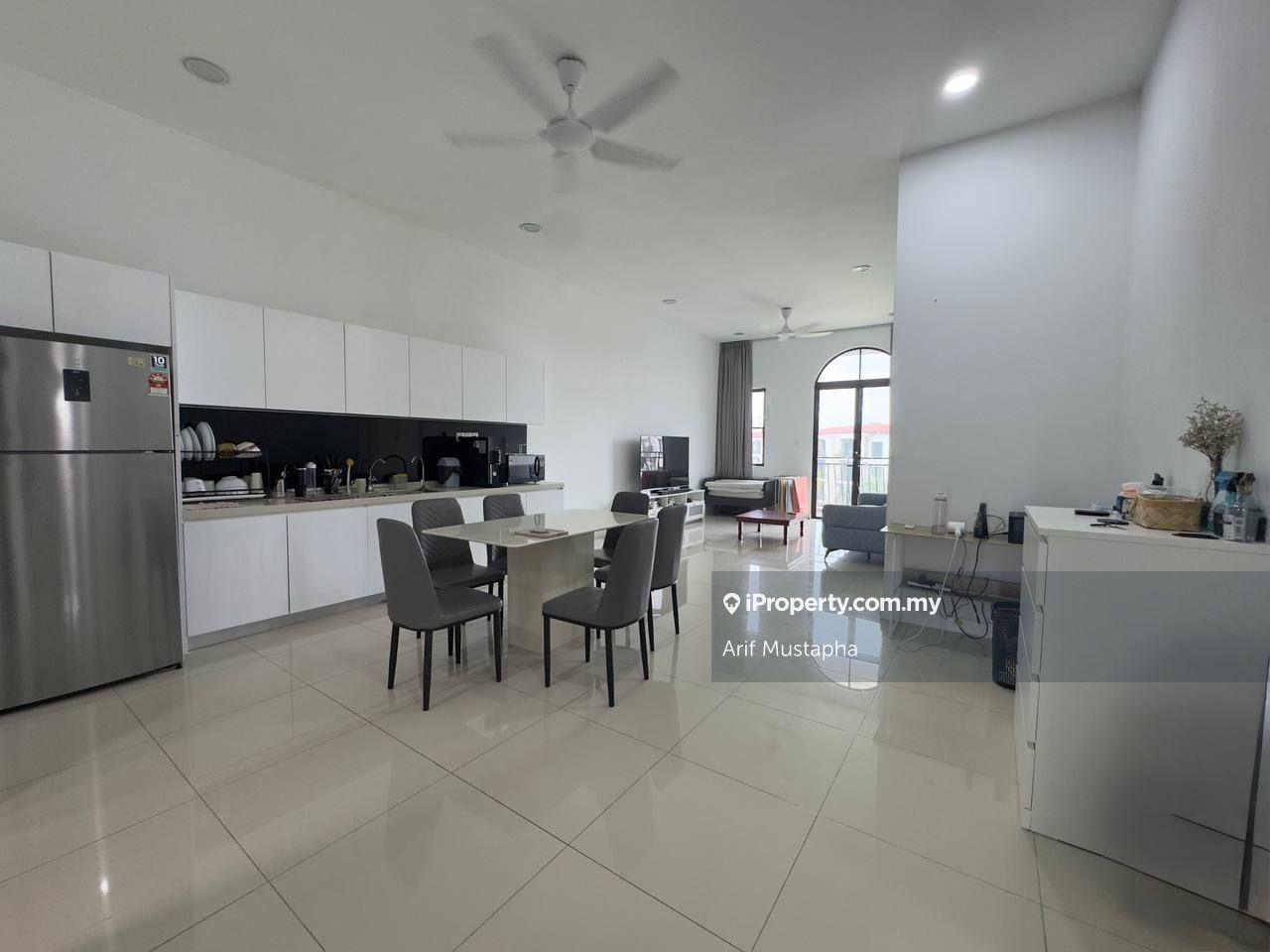 Fantastic view unit. Resort lifestyle condo. Prime location!