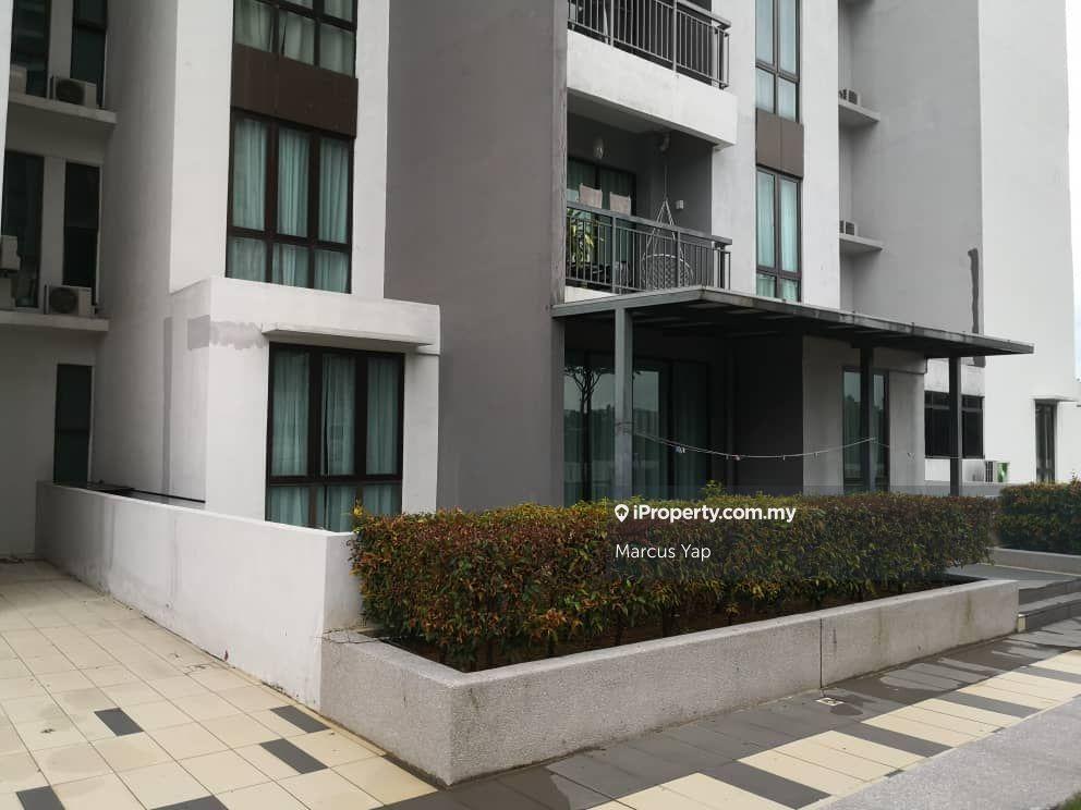 Private Garden unit with 3 car park