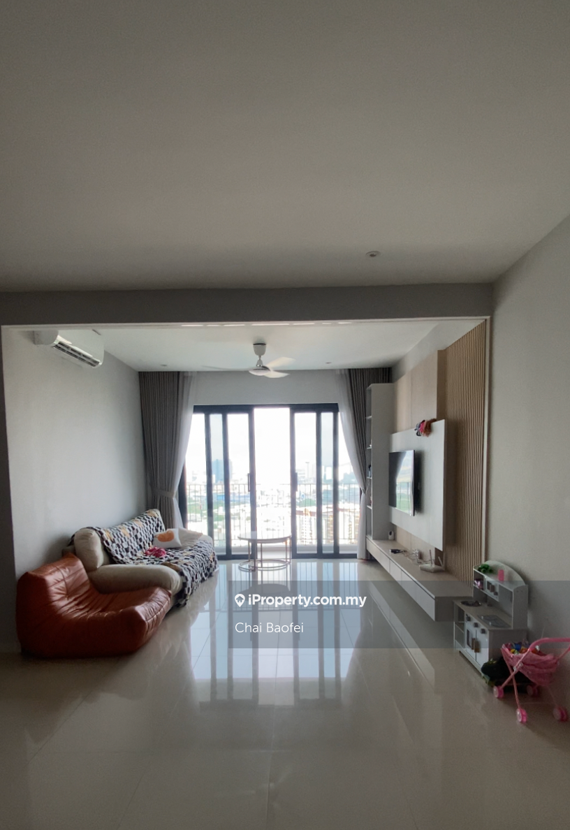 Fully furnished, balcony unit