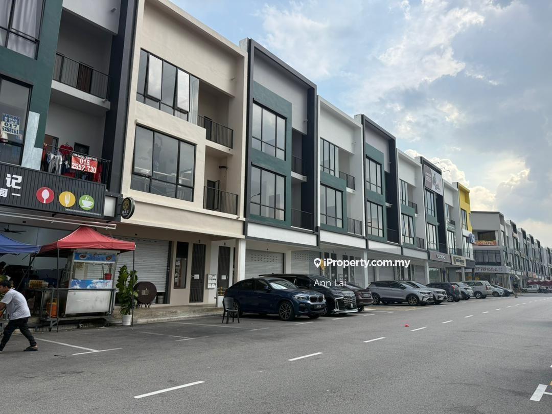 Freehold -Intermediate Lot -International Lot -Facing La Garden