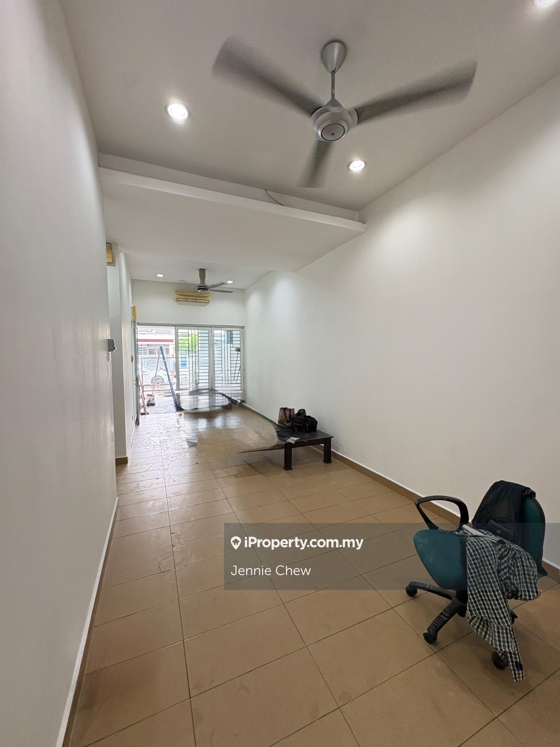 Newly refurbished Setia Alam 1sty house below market price near mall