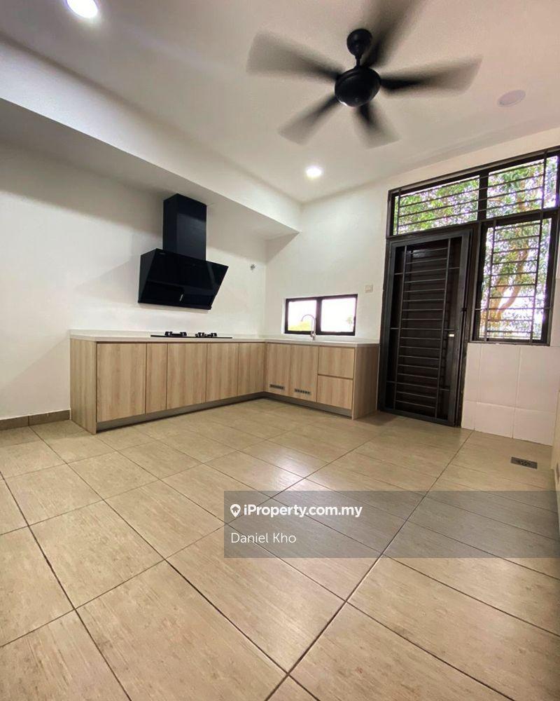 2.5 storey house Fully renovated 
