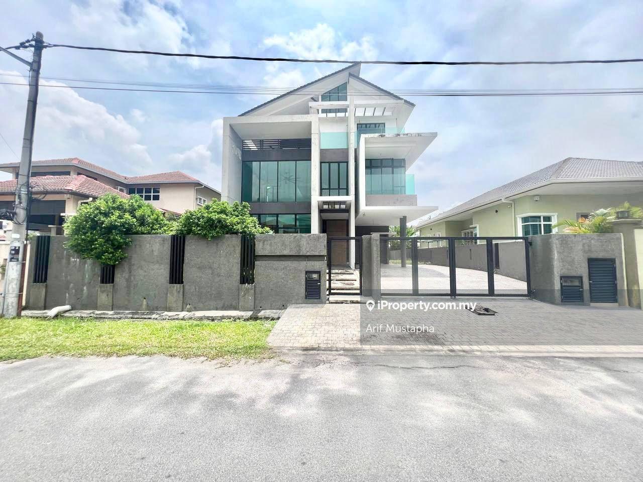 Spacious 2.5 Storey Bungalow in Taman Universiti, Bangi for 1.9m!
