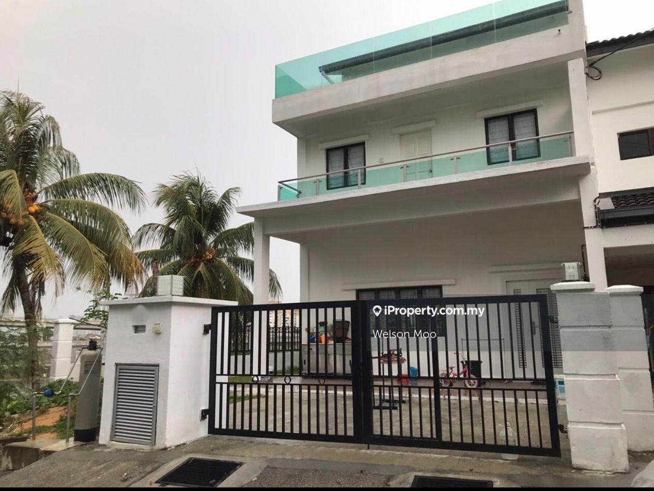 3 Storey Terrace @ Corner Lot @ Extra land beside @ Fully Renovated 