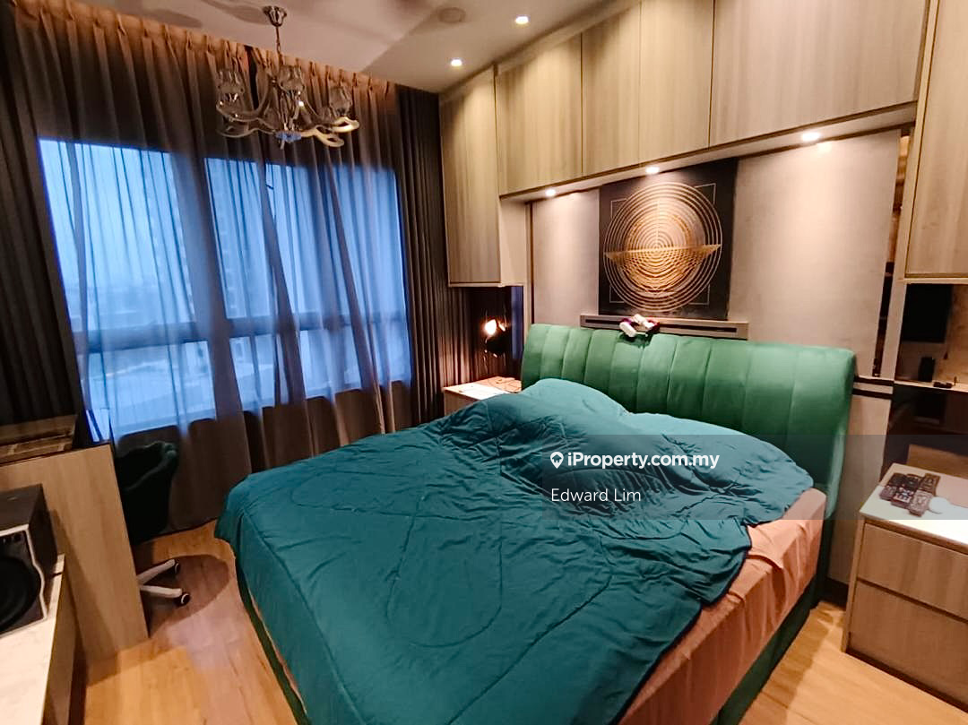 Stylish Premium End-Lot Partly Furnished l Private Garden l Tropicana