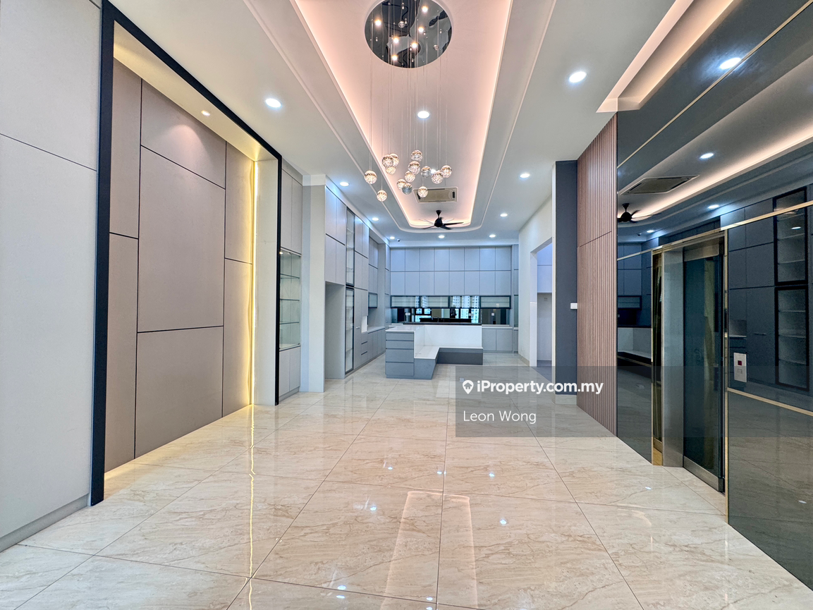 A detached house you have two units perfect for large families.