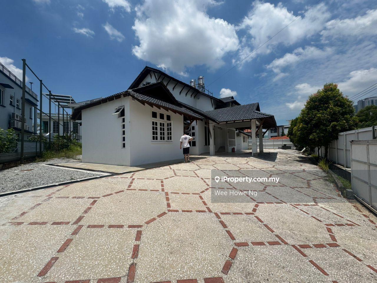 2.5 storey Bungalow Fully Renovated