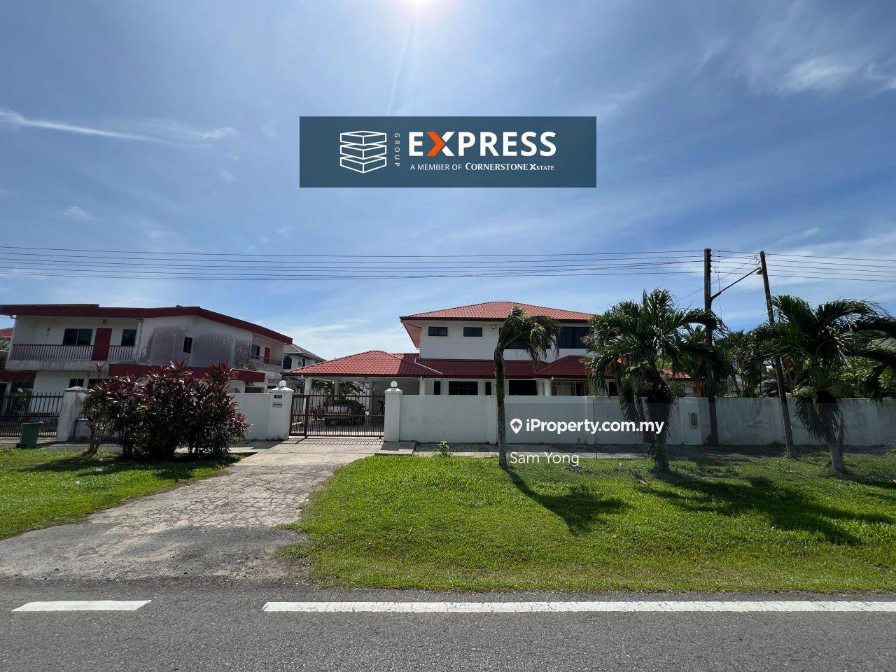 Double storey bungalow at pujut 3c, Miri