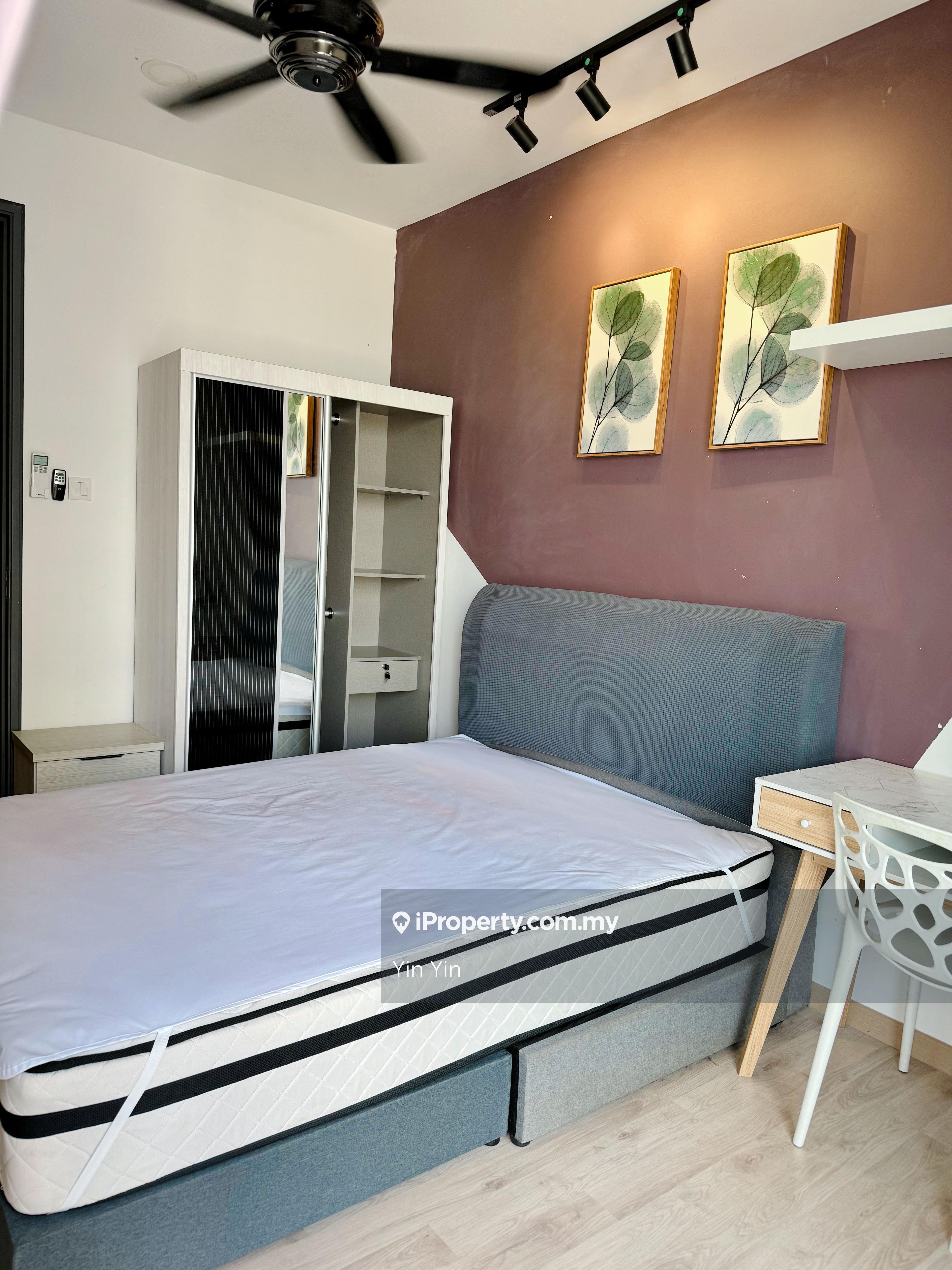 Middle bedroom with balcony move in asap 