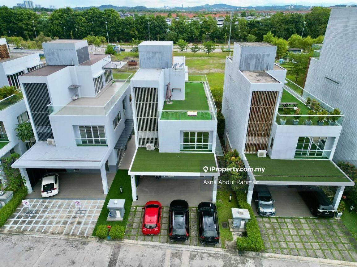 Nice Renovated Freehold Bungalow at Lakefront Villa, Cyberjaya