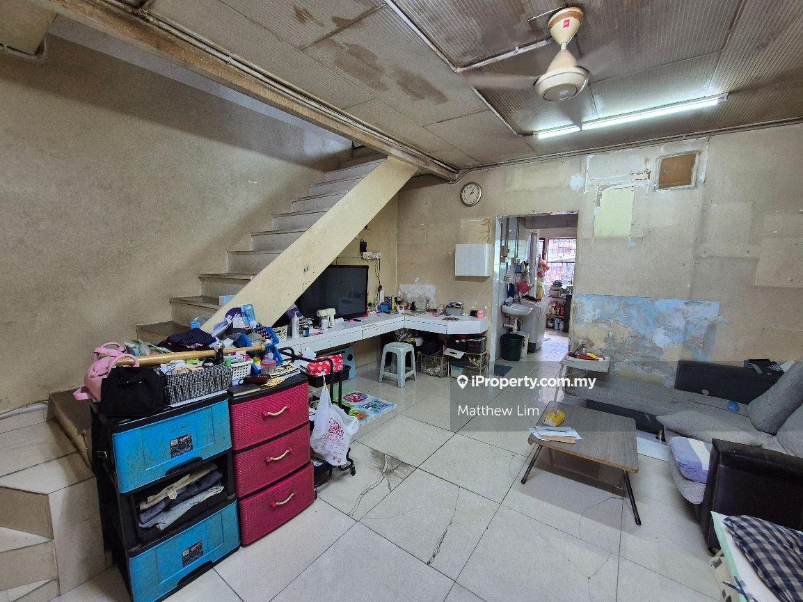 Landed house at a price of Studio!