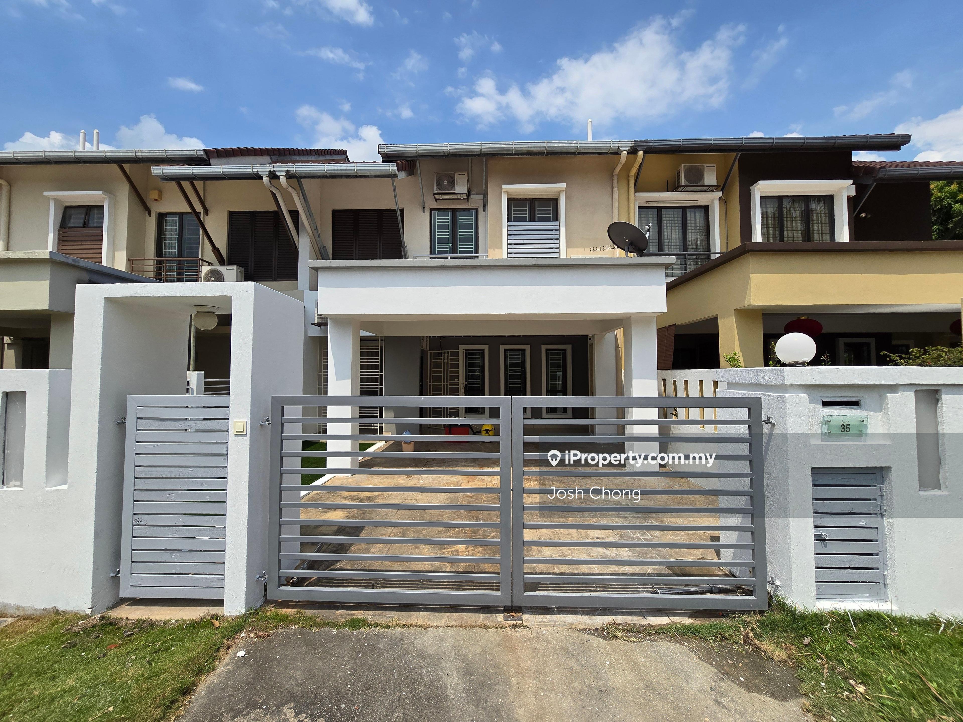 Beautiful Home With Court Yard Type Lily Practical Layout Well Kept!
