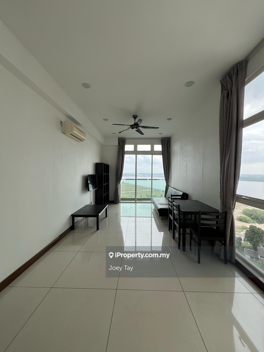 Spacious Layout 3 bedroom all facing sea view and windy