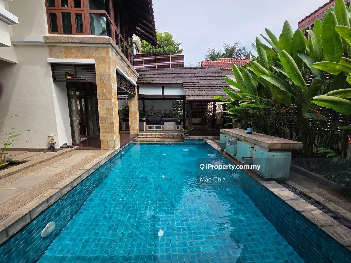 Renovated bungalow with swimming pool
