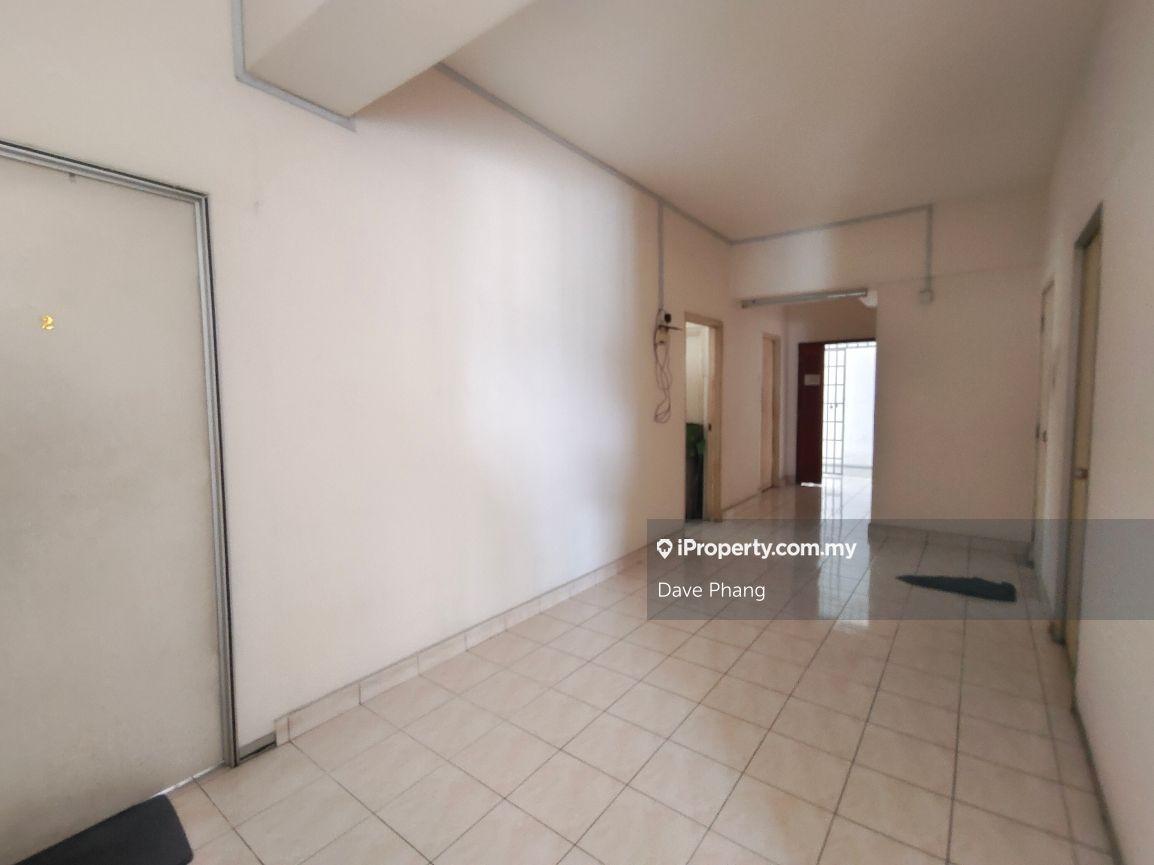 Good for investment or sublet business, huge layout top floor 