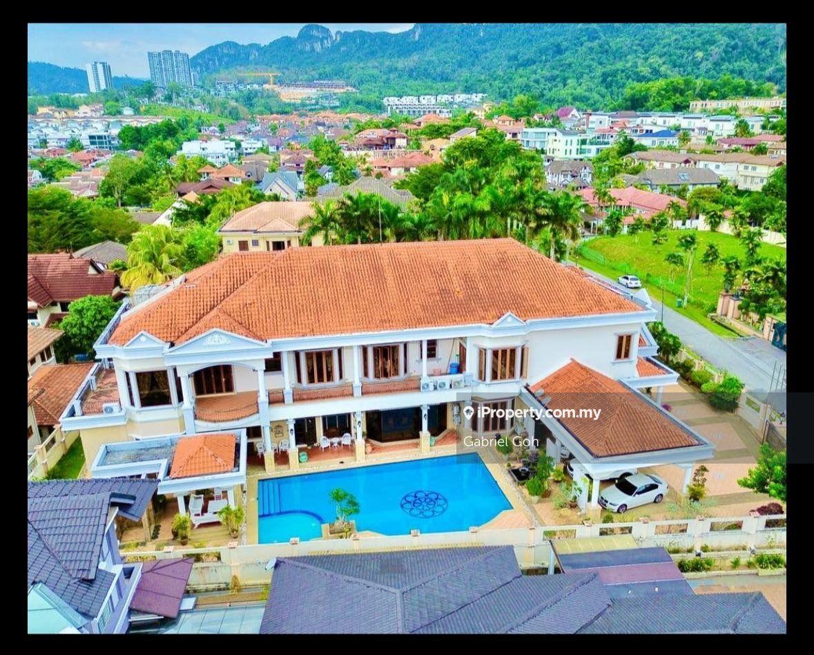 2 Storey Tastefully Designed Bungalow With Pool & Huge Land Size