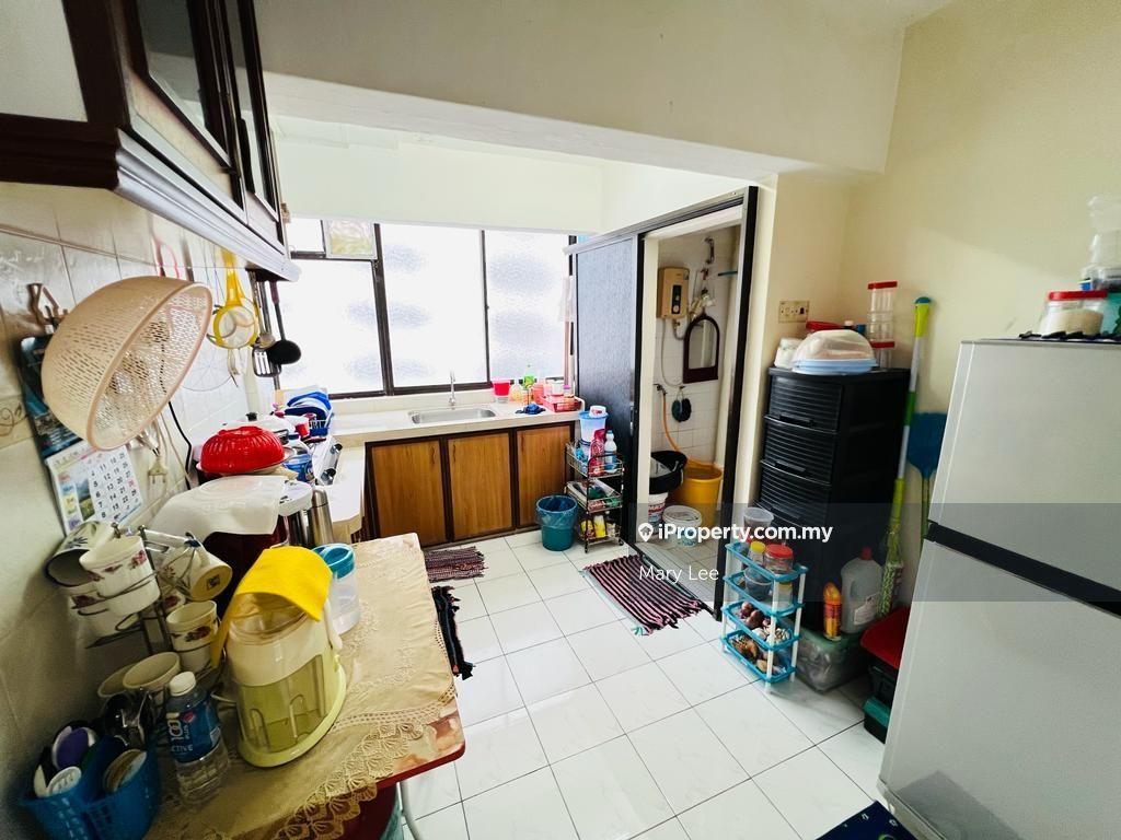 Sungai Ara near Bayan Lepas Industrial Zone flat with carpark