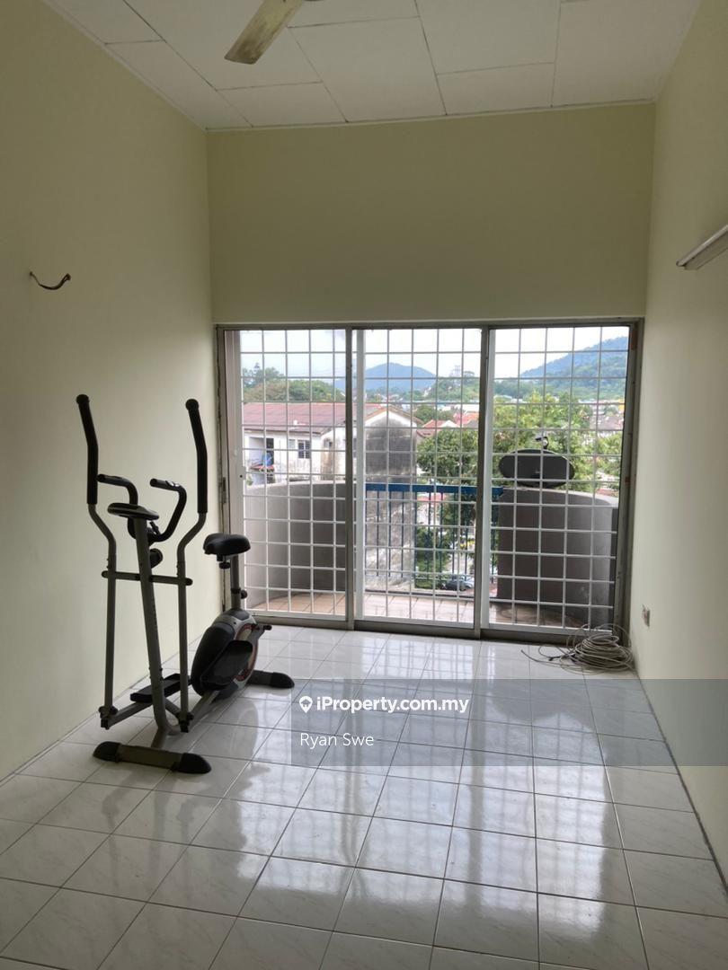 Selayang Court Tip-Top Conditions Walk Up Freehold Low Density Move In