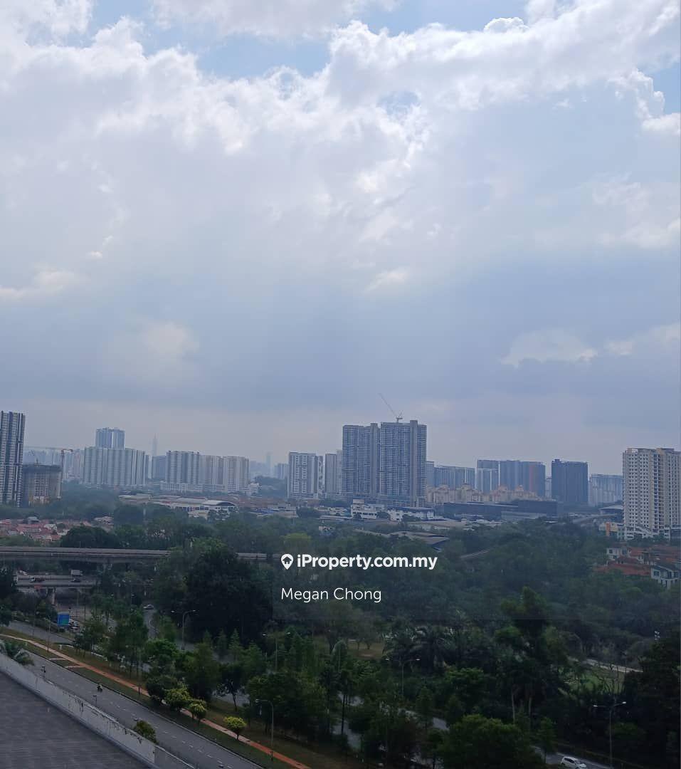 Near Bk5 LRT Station 3-Bedroom Ten Kinrara Service Residence For Sale