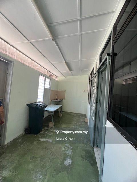 Well Maintained & Extended Wet Kitchen