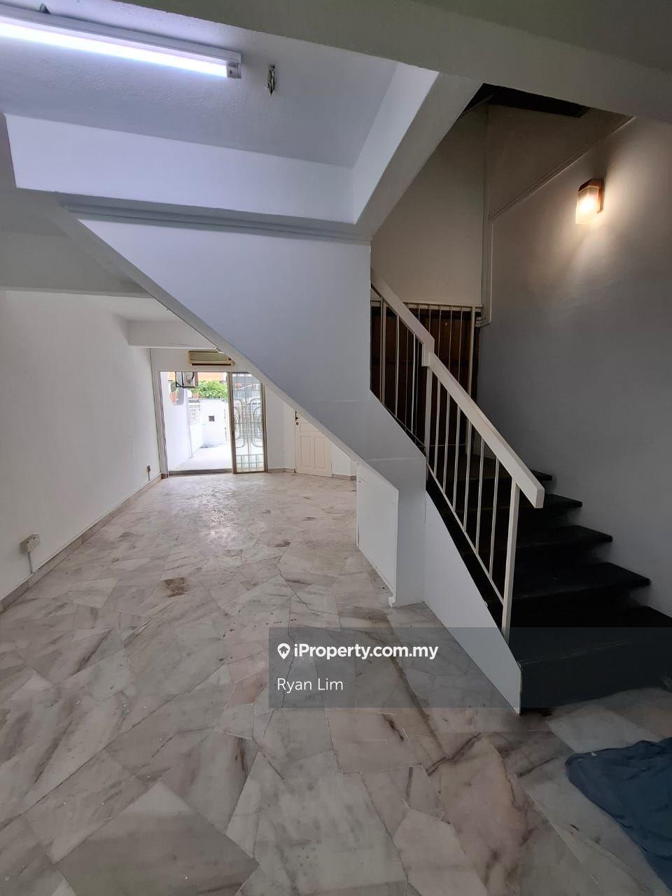 Extended, walking distance to pasar
