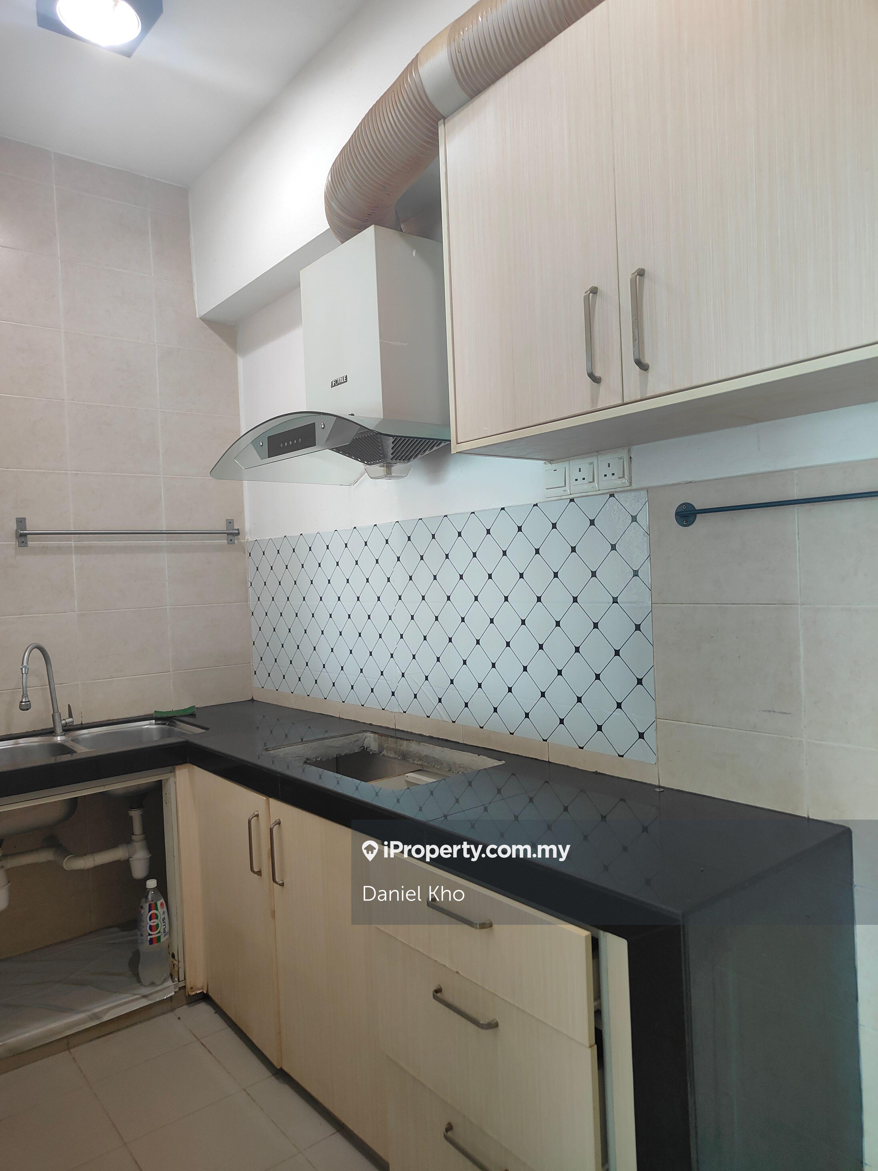 Renovated 1110 sq.ft condo near by Lrt station