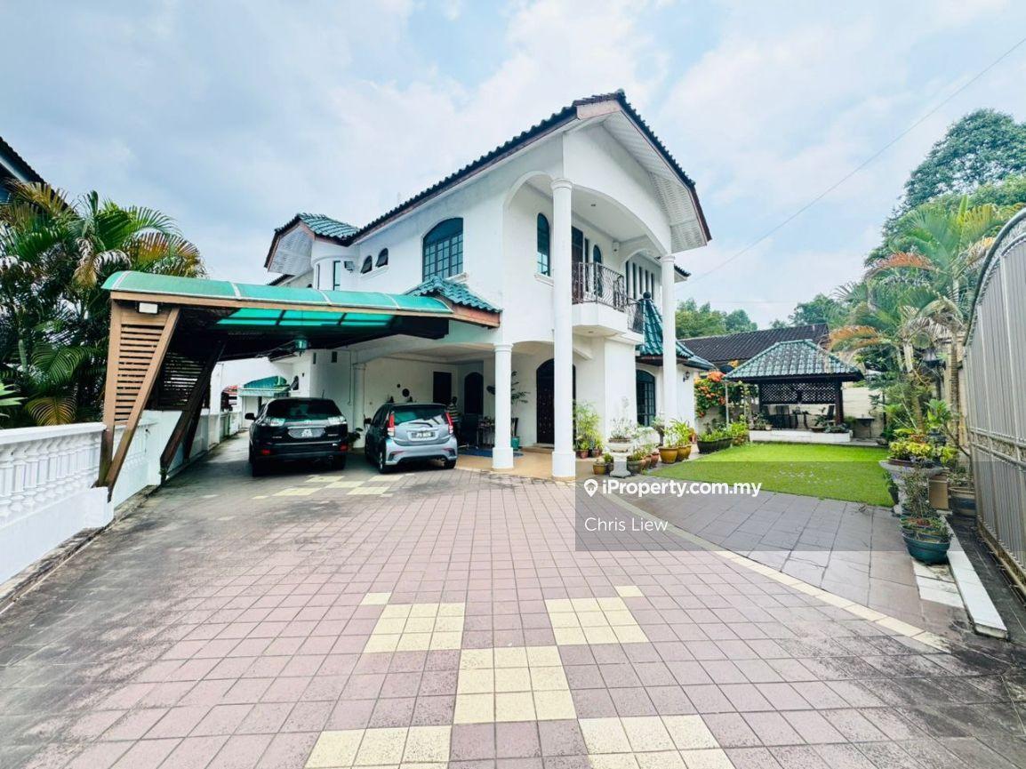 Kolam Air Jb town big renovated bungalow with small outdoor house, G&G
