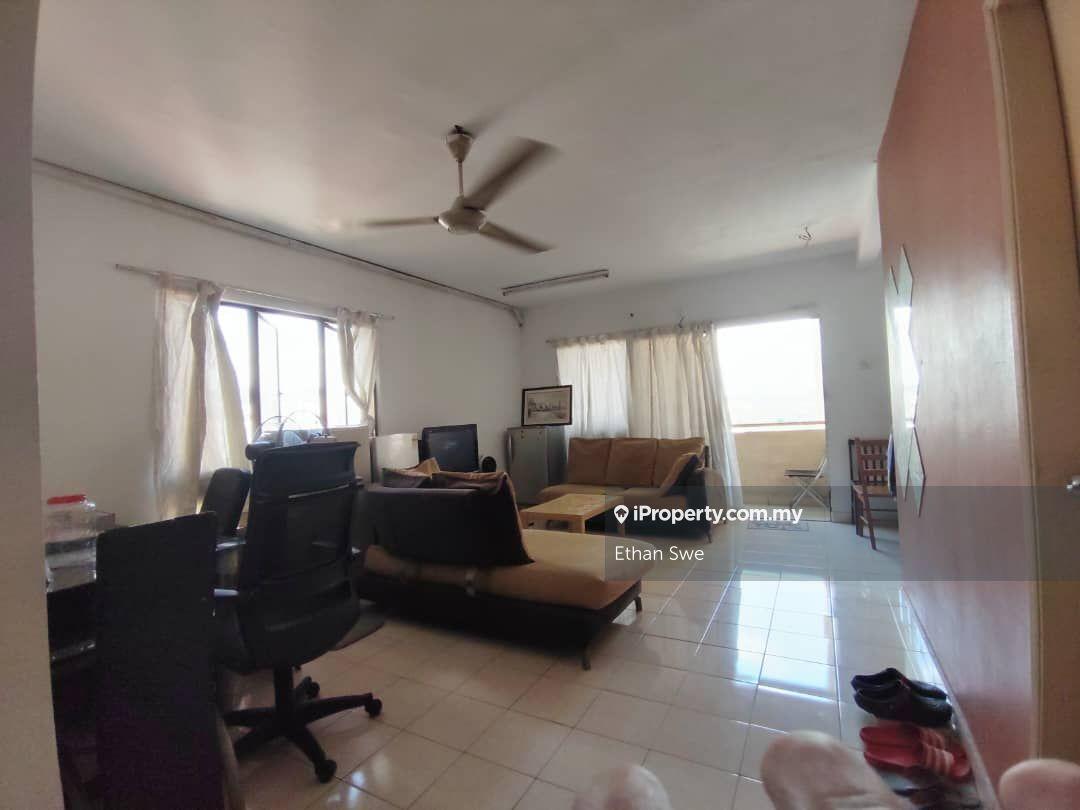 With Strata title/High Floor/Non Bumi/Partly Furnished/Well Kept Unit