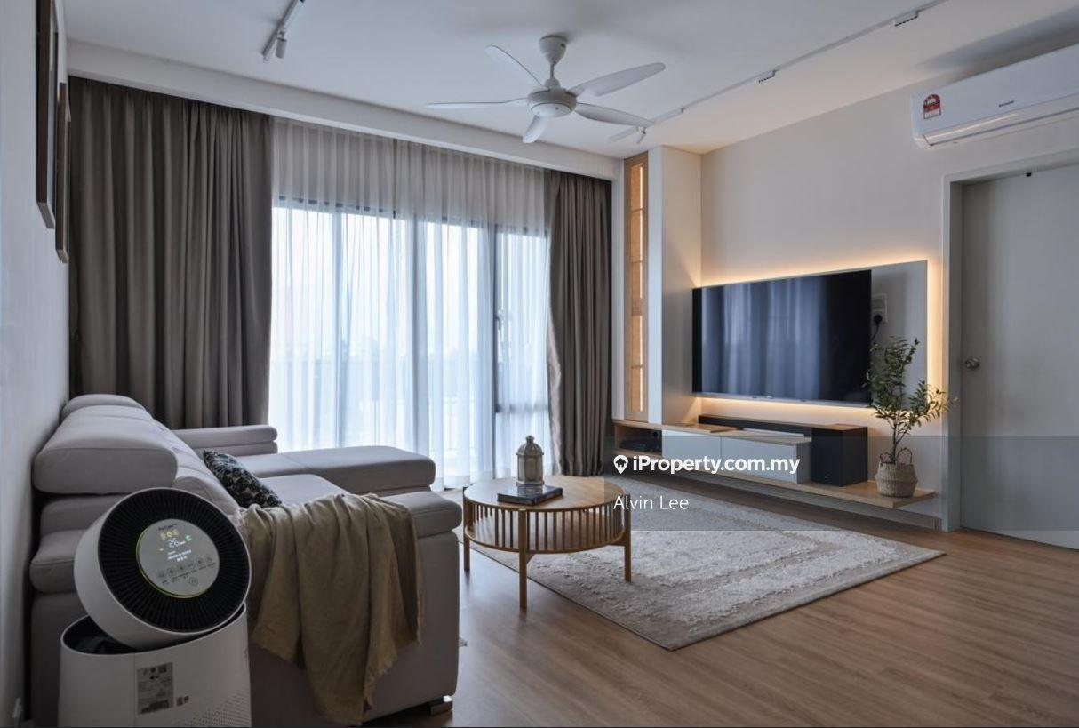 Walkable to LRT / Near Mall / Low Density / Freehold / Free Furnished