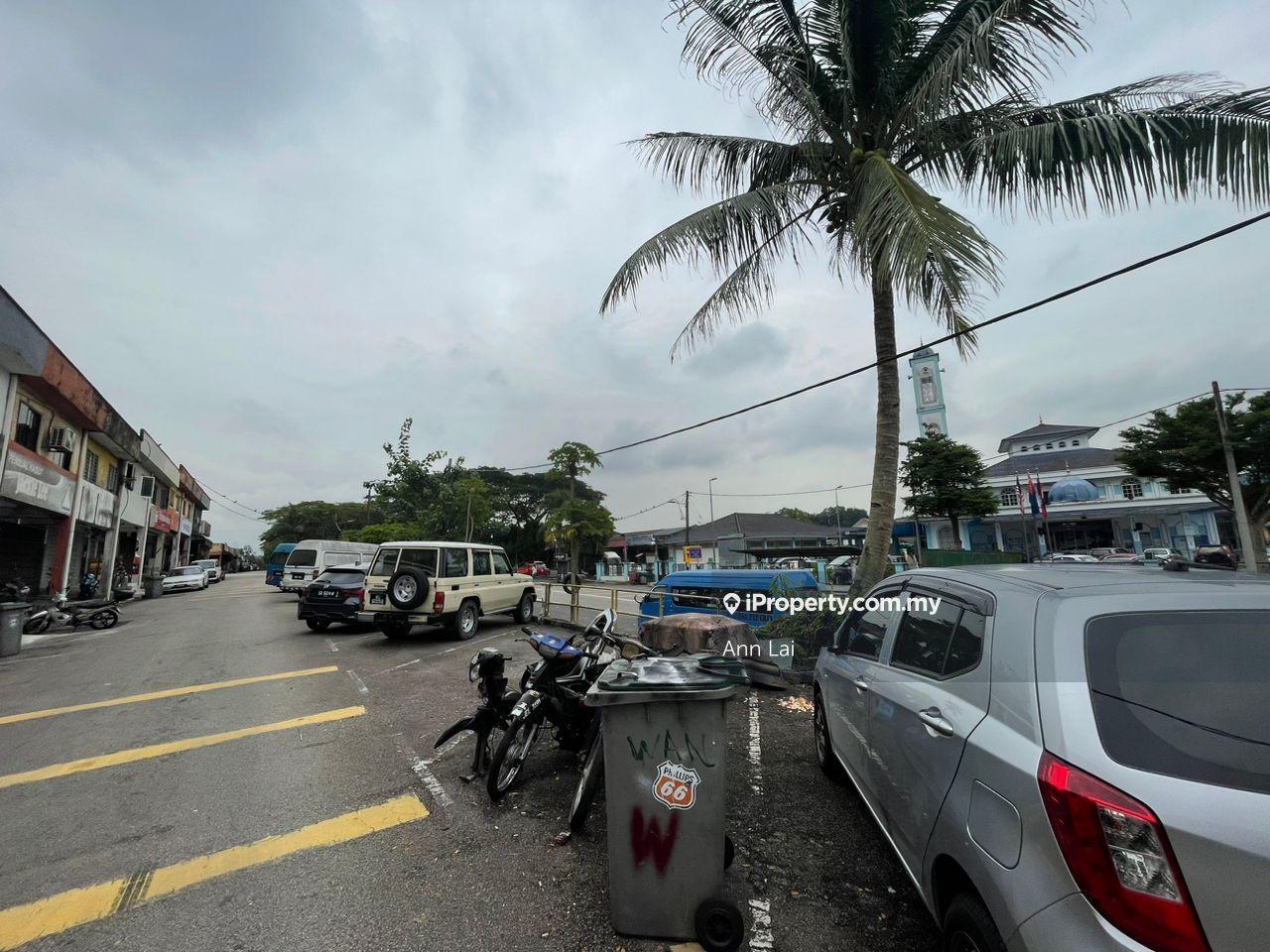 Freehold - Non-Bumi -Facing Main Road -High ROI 6.5% -Intermediate Lot