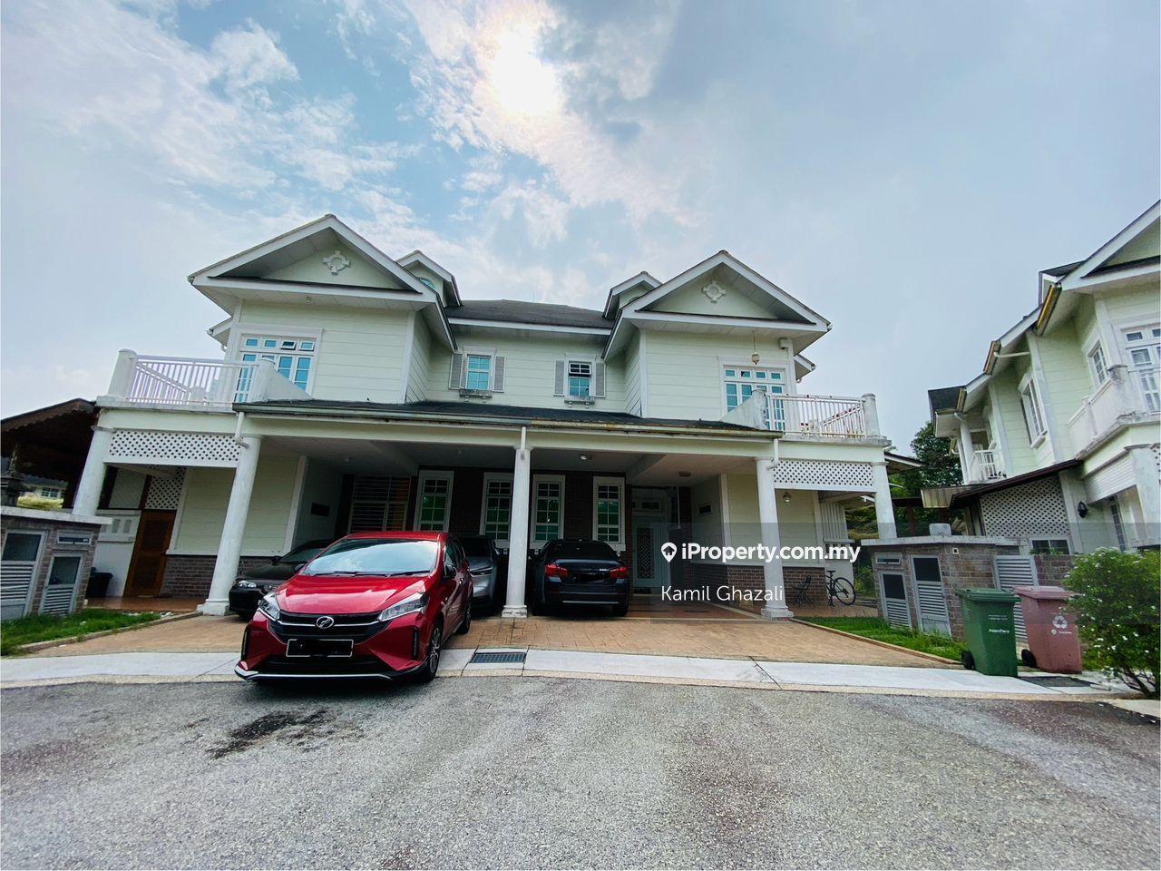 Spacious well maintained unit must view!