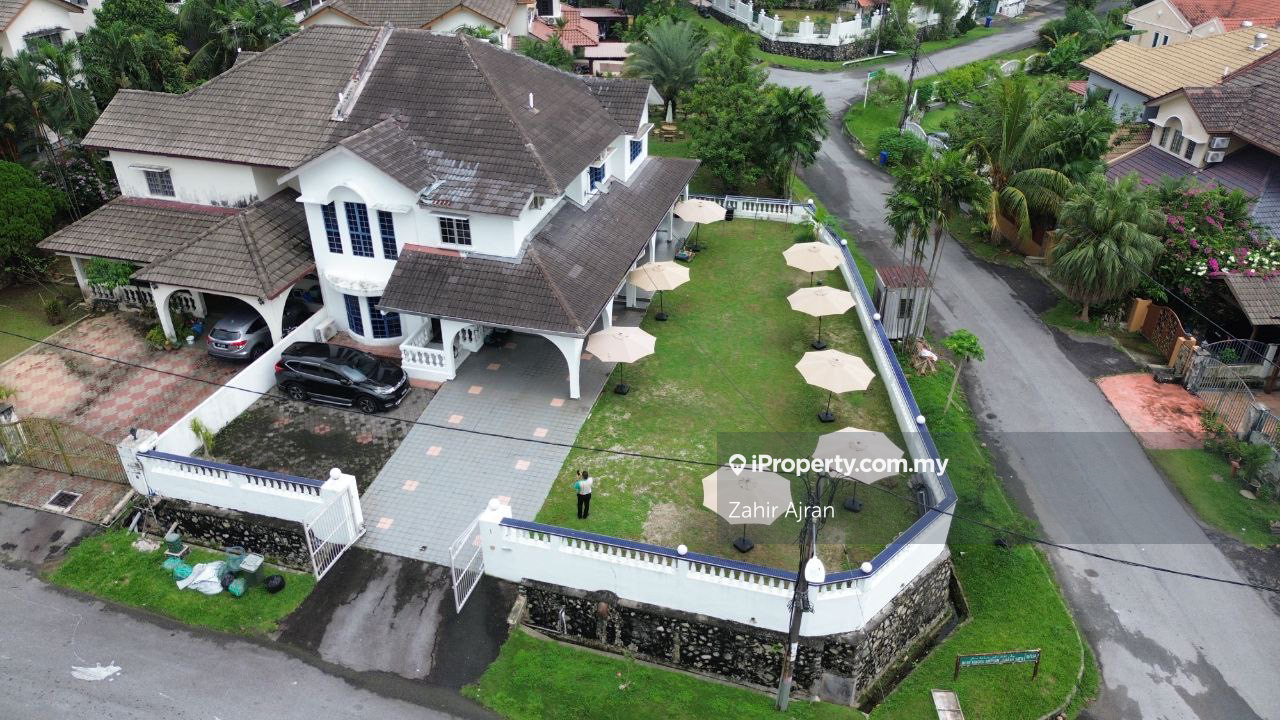 Corner Lot Semi D, 5974 sqft, Renovated, Prime Area